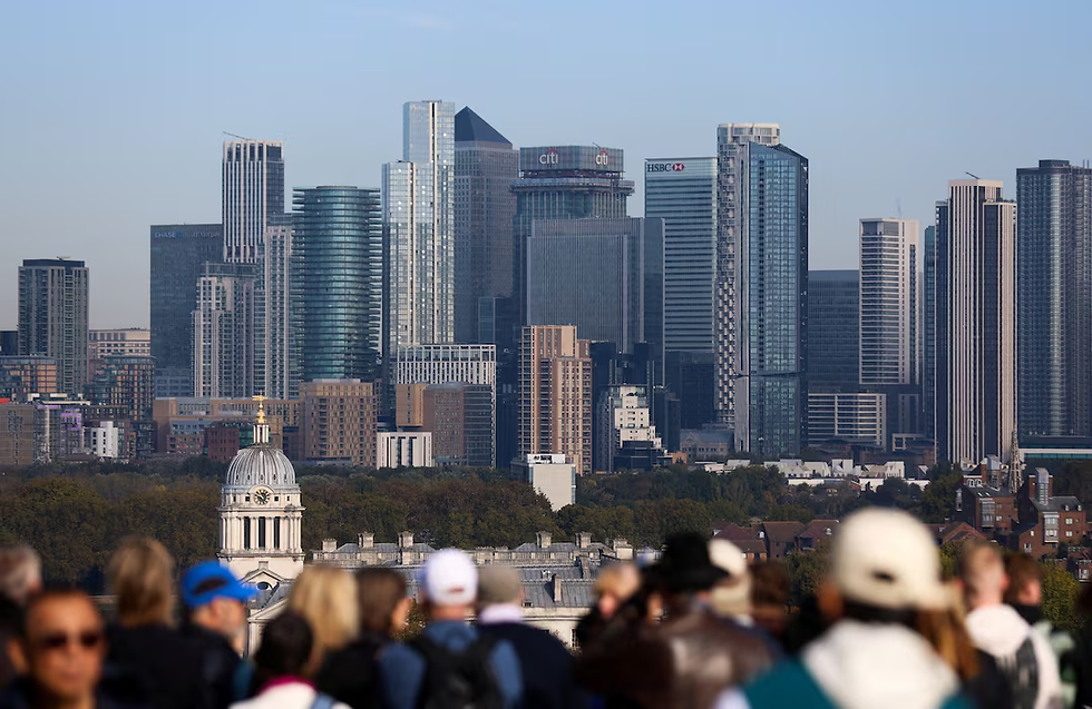 Tourists gather at the General Wolfe Statue viewpoint overlooking Canary Wharf, in Greenwich Park, London, Britain, September 30, 2025. REUTERS/Corey Rudy/File Photo