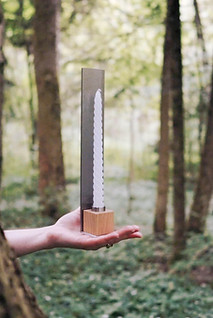 Sabana studio Kerzenhalter Luminia aus Edelstahl und Massivholz