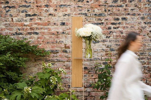 Sabana studio Kunstständer Harmonia aus Edelstahl und Massivholz