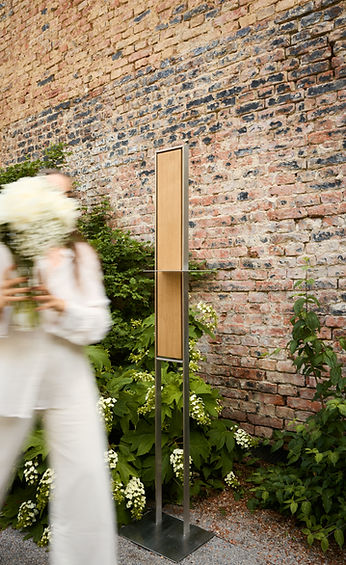 Sabana studio Kunstständer Harmonia aus Edelstahl und Massivholz