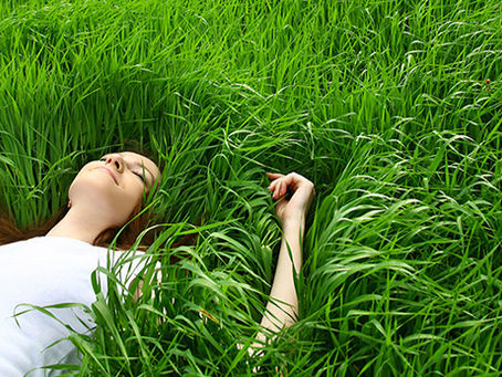 Žena ležící v trávě