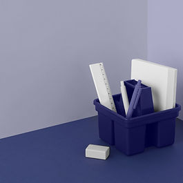 Codependencia y Límites: Guía para el Amor Propio profesional Estas fuentes analizan la codependencia  y la falta de límites  como barreras críticas para el bienestar emocional  y el crecimiento personal . Los textos definen la codependencia como un trastorno donde el individuo descuida sus propias necesidades por una obsesión dañina hacia los problemas ajenos. Se proponen estrategias basadas en la asertividad  y el amor propio  para que las personas aprendan a decir "no" sin experimentar culpa. Además, se examina cómo establecer fronteras claras en el ámbito laboral y afectivo para evitar el agotamiento y las relaciones tóxicas. Finalmente, se destaca que la dignidad  y el autocuidado son fundamentales para construir una identidad autónoma y saludable.                                                                                                                                                                                                                                                                                                                                                                                                                                                                                                                              La falta de límites personales impacta de manera profunda y negativa tanto el bienestar emocional  como la salud física y mental . No establecer fronteras claras no es un acto de generosidad, sino que a menudo deriva en un descuido crónico de las propias necesidades y valores. Impacto en el Bienestar Emocional La ausencia de límites genera un ciclo de malestar que afecta diversas áreas de la vida: • Ansiedad y estrés crónico:  La incapacidad de decir "no" por miedo al rechazo o al conflicto provoca que las personas asuman cargas de trabajo o compromisos emocionales inmanejables. Esto deriva en una sensación constante de estar abrumado, explotado o desvalorizado . • Depresión y frustración:  En dinámicas de codependencia, el individuo se enfoca excesivamente en los problemas ajenos, olvidando su propia vida. Al no poder cambiar al otro o no recibir el reconocimiento esperado, surge una profunda frustración, tristeza extrema y depresión . • Resentimiento e insatisfacción:  No poner límites genera un sentimiento de impotencia. Con el tiempo, esto se convierte en resentimiento  hacia los demás, ya que la persona siente que sus fronteras son invadidas constantemente y que su entrega no es recíproca. Consecuencias en la Salud Mental y la Autoestima Los límites son esenciales para mantener la integridad de la personalidad: • Erosión de la autoestima:  Al no expresar ni hacer respetar las necesidades propias, el individuo se comunica a sí mismo que lo que siente o desea no es importante, lo que debilita su confianza y autorrespeto . • Agotamiento emocional (Burnout):  La falta de límites emocionales y de tiempo, especialmente en el trabajo, drena la energía vital, llevando a un estado de agotamiento donde la persona ya no puede funcionar de manera saludable. • Pérdida de identidad y autonomía:  Bajo el mecanismo de "confluencia", las personas borran los límites entre su "yo" y el entorno, perdiendo su capacidad de tomar decisiones independientes y anulando su propia personalidad  para complacer a los demás. Afectaciones a la Salud Física                                                                                              Establecer límites actúa como un "manual de instrucciones"  indispensable para que los demás sepan cómo deben tratarnos, protegiendo así nuestro espacio personal y nuestra salud integral. Podemos imaginar que los límites personales son como el sistema inmunológico de nuestra psique : cuando son fuertes, nos protegen de invasiones externas que podrían enfermarnos, pero cuando faltan, quedamos vulnerables ante cualquier influencia que agote nuestras energías y bienestar. Desde el enfoque de la Terapia Gestalt , la confluencia se define como uno de los cinco mecanismos principales de defensa o resistencia  del self  mediante los cuales los seres humanos interactúan con su entorno. Etimológicamente, el término significa "juntarse" , lo que describe una dinámica donde el individuo y su medio ambiente se mezclan hasta parecer una sola unidad. A continuación se detallan sus características fundamentales y su impacto según las fuentes: La pérdida de límites personales La confluencia surge cuando se borran las fronteras entre el individuo ( self ) y el exterior . Al desaparecer este límite, la persona deja de sentirse alguien separado de los demás; esto provoca que suela estar siempre de acuerdo con el otro y que sea incapaz de reconocer las fronteras que dividen sus deseos de los ajenos. En este estado, el individuo no logra identificar con claridad sus propias conductas o necesidades, ya que estas se funden con las de su entorno. Evitación del contacto auténtico Paradójicamente, aunque la persona parece estar muy unida a los demás, la Gestalt señala que utiliza la confluencia para evitar un contacto real, auténtico y honesto . Al "perderse en el otro", el individuo anula su propia identidad y toma decisiones de manera dependiente, lo que impide una relación verdadera entre dos seres diferenciados. Diferencia entre confluencia y codependencia Aunque presentan similitudes, las fuentes aclaran distinciones importantes: • Enfoque teórico:  La confluencia es un concepto de la psicología Gestalt  (mecanismo de contacto), mientras que la codependencia suele abordarse desde una perspectiva social o médica como una enfermedad. • Vínculo:  En la confluencia, la persona se "funde" con el otro  y suele ser demasiado apegada; en la codependencia, la relación suele basarse en una complementariedad de roles, como el de dominante y dominado. • Ámbito:  La confluencia ocurre específicamente entre personas, mientras que la codependencia puede extenderse a sustancias o al trabajo. Consecuencias para el crecimiento personal El uso crónico de este mecanismo limita el crecimiento personal , ya que la persona centra toda su energía en la relación y descuida su propio desarrollo. Los sentimientos predominantes en las relaciones confluentes suelen ser el miedo a la soledad, la desconfianza y los celos , debido a la inseguridad que genera no tener un sentido del "yo" sólido e independiente. Para entenderlo mejor, podemos imaginar la confluencia como dos gotas de agua que caen en un mismo recipiente : una vez que se tocan, se mezclan de tal forma que es imposible distinguir dónde termina una y dónde empieza la otra, perdiendo ambas su forma original y su individualidad. Según las fuentes proporcionadas, la confluencia en la pareja —un mecanismo donde se borran las fronteras entre el "yo" y el "otro"— no surge de forma espontánea, sino que está impulsada por diversos factores psicológicos, biográficos y sociales. Los principales factores que favorecen este fenómeno son: 1. Historia personal y modelos familiares La biografía del individuo juega un papel determinante en la tendencia a la confluencia: • Modelos de los padres:  Con frecuencia, las personas reproducen el modelo de relación de sus progenitores. Si los padres mantuvieron una relación confluente donde las necesidades individuales quedaban en segundo plano, el hijo aprenderá que esa es la forma "normal" de establecer contacto. • Carencias afectivas en la infancia:  Si no hubo suficiente amor o aceptación por parte de figuras significativas, la persona buscará satisfacer esas necesidades no resueltas a través de su pareja, intentando sentirse amada y aceptada a cualquier precio. • Ambientes familiares insanos:  La confluencia puede originarse como un mecanismo de defensa o supervivencia en entornos de gran tensión, como familias con problemas de alcoholismo, violencia o neurosis. 2. Baja autoestima y falta de amor propio La falta de valoración personal es la base que permite que el individuo se "pierda" en el otro: • Priorización de la pareja:  Ante una baja autoestima, la persona considera que el bienestar del otro es más importante que el suyo, llegando a sentirse "moldeable" o débil ante los deseos ajenos. • Falta de autorrespeto:  Al no sentirse digno de felicidad por cuenta propia, el individuo se conforma con relaciones donde se le minimiza, pues no cree tener la capacidad de conseguir algo mejor. 3. Ausencia de límites claros y miedo al rechazo La incapacidad de establecer fronteras personales es un factor crítico: • Confusión de necesidades:  Existe una dificultad real para distinguir entre lo que uno mismo quiere y lo que la pareja necesita, lo que lleva a ceder constantemente para evitar conflictos. • Temor al abandono:  Se evita poner límites por miedo a que la pareja se marche o se enfade. El deseo de aprobación constante empuja a decir "sí" incluso cuando se desea decir "no", para no ser percibido como egoísta o "mala persona". 4. Factores educativos y sociales • Educación basada en la complacencia:  En muchas ocasiones, se enseña desde niños que ser una "buena persona" implica estar siempre disponible y no incomodar a los demás. Decir "no" se llega a interpretar como un acto de mala educación o egoísmo. • Presión social:  La sociedad a menudo impone la idea de que tener pareja es una meta básica para la felicidad, lo que alimenta el miedo a la soledad  y hace que vivir sin pareja no sea visto como una opción válida. 5. Sentimientos de inseguridad La desconfianza  y los celos  también actúan como motores de la confluencia. Estos sentimientos reflejan una profunda inseguridad personal y la necesidad de controlar al otro para asegurar que no se vaya, lo que refuerza el anclaje dependiente en la relación. En resumen, la confluencia se ve favorecida cuando el individuo busca en el exterior (la pareja) el apoyo, la identidad y la seguridad que no ha logrado consolidar dentro de sí mismo. Para comprenderlo mejor, la confluencia es como una amalgama de metales : en lugar de ser dos piezas distintas que se acompañan y colaboran, se funden de tal manera que pierden su forma original y sus propiedades individuales, volviéndose indistinguibles y dependientes de esa única estructura compartida. Aunque la codependencia  y la confluencia  comparten rasgos comunes, como la baja autoestima  y la incapacidad para establecer límites funcionales , los expertos y las fuentes identifican diferencias sustanciales en su naturaleza y dinámica. Las principales diferencias entre ambos conceptos son: 1. Enfoque Teórico y Definición • Codependencia:  Es considerada habitualmente como un trastorno psicológico o una enfermedad . Se estudia frecuentemente desde una perspectiva social o médica, donde el individuo manifiesta una preocupación excesiva e inapropiada por los problemas de otros, asumiendo un rol de "rescatador" o mesías. • Confluencia:  Se define desde la Terapia Gestalt  como uno de los cinco mecanismos de defensa o resistencias del self . No se clasifica como enfermedad, sino como una forma de contacto donde se borran las fronteras entre la persona y su entorno. 2. Ámbito y Objetos de Dependencia • Codependencia:  Su alcance es más amplio, ya que puede manifestarse como una adicción no solo a personas , sino también a sustancias, lugares o al trabajo . • Confluencia:  Este fenómeno surge específicamente en la interacción entre personas , especialmente en las relaciones de pareja. 3. Dinámica de la Relación • Codependencia:  Se caracteriza por una complementariedad de roles , generalmente bajo el esquema de dominante-dominado . El codependiente busca generar en el otro la necesidad de su presencia para evitar el abandono. • Confluencia:  El individuo no necesariamente busca un rol de control o sumisión, sino que simplemente se pierde en el otro . Existe una tendencia a estar siempre de acuerdo y a no reconocer ninguna frontera de identidad que lo separe de la pareja. 4. Niveles de Apego • Codependencia:  La persona puede presentar comportamientos extremos, siendo muy apegada o muy desapegada , ya que carece de moderación al experimentar la realidad. • Confluencia:  El individuo suele ser excesivamente apegado  de manera constante, evitando cualquier tipo de conflicto o diferencia que pueda marcar una separación. Similitudes Fundamentales A pesar de sus diferencias, ambas condiciones coinciden en que el individuo pierde el contacto consigo mismo  y con sus propias necesidades. En ambos casos, el miedo a la soledad  y al rechazo actúa como un motor que impide el crecimiento personal, llevando a la persona a postergar sus propios valores por centrarse en los deseos del otro. Para ilustrarlo, la codependencia  funciona como un rompecabezas  donde dos piezas distintas (un "rescatador" y un "problemático") encajan forzadamente para sostenerse, mientras que la confluencia  es como una mezcla de dos colores de pintura  que, al juntarse, pierden su tono original para convertirse en una masa uniforme donde es imposible distinguir dónde termina uno y empieza el otro. Según la teoría de la Gestalt , existen cinco mecanismos principales de defensa o resistencia del self  a través de los cuales las personas interactúan con su entorno. Estos procesos permiten que el ser humano proteja su integridad, aunque su uso excesivo puede impedir un contacto real, auténtico y honesto  con los demás. Los cinco mecanismos identificados en las fuentes son: 1. Introyección:  Se produce cuando el individuo integra normas, valores o actitudes del exterior sin procesarlos ni asimilarlos conscientemente. Al hacerlo, la persona actúa basándose en lo que otros le proporcionan en lugar de seguir sus propias necesidades. 2. Proyección:  Consiste en no responsabilizarse de los propios actos o sentimientos y, en su lugar, desplazarlos hacia los demás. Esto ocurre generalmente porque la persona cree que no debería sentir o actuar de esa determinada manera. 3. Retroflexión:  El individuo dirige hacia su propio cuerpo o persona la energía y los sentimientos (comúnmente de agresión) que originalmente estaban destinados al exterior o hacia la causa de su emoción. 4. Deflexión:  Es una maniobra para evitar el contacto directo en el "aquí y ahora", desviando la atención hacia temas secundarios o triviales para no enfocarse en los asuntos que realmente tienen importancia personal. 5. Confluencia:  Ocurre cuando se borran los límites  entre el individuo y su medio ambiente, de modo que la persona no se siente separada de los demás. Como resultado, tiende a estar siempre de acuerdo con el otro, perdiendo su propia identidad y autonomía dentro del vínculo. Para comprender mejor estos conceptos, podemos imaginar que estos mecanismos funcionan como distintos tipos de filtros o escudos : algunos dejan pasar información externa sin revisarla (introyección), otros actúan como espejos que reflejan nuestras propias sombras en los demás (proyección), y otros simplemente disuelven el escudo hasta que ya no sabemos dónde terminamos nosotros y dónde empieza el mundo (confluencia). Establecer límites de manera asertiva es una habilidad que permite expresar necesidades y sentimientos de forma honesta y respetuosa, protegiendo la propia dignidad sin ser confrontativo. Según las fuentes, existen diversas técnicas y estrategias prácticas para lograrlo minimizando o gestionando la culpa. Para comunicar un límite de forma efectiva, se recomiendan las siguientes herramientas: • Uso de declaraciones en primera persona (Mensajes del "Yo"):  En lugar de culpar al otro, se debe expresar cómo nos afecta una situación. Por ejemplo, en vez de decir "siempre me interrumpes", se puede decir: "Me siento pasado por alto cuando se me interrumpe durante las reuniones" . • Técnica del Sándwich:  Consiste en estructurar la respuesta en tres partes: un comentario positivo + el límite o negativa + un cierre positivo o propuesta . Un ejemplo sería: "Muchas gracias por invitarme (positivo), pero no puedo ir (negativo), ¿te parece si nos vemos otro día? (positivo/propuesta)". • Ser directo y específico:  Es fundamental articular el límite con claridad y firmeza. En lugar de ser vago, es mejor decir: "Necesito concentrarme en este proyecto durante las próximas dos horas sin interrupciones" . • Ofrecer alternativas:  Si no se puede cumplir con una petición, proponer una solución distinta muestra disposición a colaborar sin comprometer el límite propio. Por ejemplo: "No puedo asumir esto ahora, pero recomiendo a este colega que podría ayudar". • La técnica de la pausa:  Antes de responder a una solicitud, es recomendable tomar un momento para respirar y evaluar si realmente se desea o se puede aceptar, evitando el "sí" automático. Estrategias para gestionar la culpa La culpa es una de las principales razones por las que las personas evitan poner límites, a menudo por miedo al rechazo o por creer que decir "no" es egoísta. Las fuentes sugieren lo siguiente para superarla: • No sobre justificarse:  No es necesario dar explicaciones extensas; un "no" respetuoso y amable es suficiente . Justificarse en exceso puede debilitar el límite y aumentar la sensación de culpabilidad. • Tolerar el malestar inicial:  Se debe entender que sentir culpa o incomodidad las primeras veces es normal. Este sentimiento es un síntoma de que se está cambiando un patrón antiguo y disminuirá con la práctica constante . • Reconocer los "Derechos Asertivos":  Es vital recordar que todos tenemos derecho a decir "no", a priorizar nuestras necesidades y a no ser responsables de las reacciones de los demás. • Reencuadrar la mentalidad:  En lugar de ver el límite como un acto negativo, debe verse como un acto de amor propio y autocuidado  que previene el agotamiento y el resentimiento, beneficiando a largo plazo tanto a uno mismo como a la relación. Recomendaciones adicionales • Elegir el momento adecuado:  Buscar un entorno privado y tranquilo para discutir límites importantes ayuda a que el mensaje se reciba mejor. • Mantener la consistencia:  Si un límite se rompe ocasionalmente, se envían señales confusas. Cumplir con lo establecido refuerza el respeto de los demás hacia nuestras fronteras. Para entenderlo mejor, poner límites es como instalar un software de seguridad en un ordenador : al principio puede parecer una interrupción molesta que bloquea ciertas funciones, pero es lo que garantiza que el sistema siga funcionando de forma saludable y no se colapse por virus o sobrecargas externas. Existen diversos grupos de autoayuda que utilizan el modelo de los doce pasos para apoyar a las personas a superar problemas de dependencia y mejorar su bienestar emocional. Según las fuentes, este programa fue creado originalmente por Alcohólicos Anónimos . Los grupos específicos mencionados que aplican este modelo son: • Codependientes Anónimos (CoDA):  Enfocado específicamente en personas que sufren de codependencia. • Al-Anon/Alateen:  Dirigido a familiares y amigos de personas con alcoholismo. • Nar-Anon:  Orientado a familiares y amigos de personas con adicción a las drogas. • Celebrate Recovery:  Un grupo que aplica este programa y que tuvo un origen cristiano, aunque posteriormente se volvió más universal. Es importante destacar que, aunque el origen de algunos de estos programas fue religioso, actualmente grupos como Al-Anon/Alateen y CoDA no están afiliados a ninguna religión  ni excluyen a nadie por motivos de género, religión o identidad sexual. Estos grupos sirven como una alternativa o complemento a las terapias verbales y farmacológicas para quienes buscan recuperarse de patrones de conducta dañinos. Podemos ver estos grupos de doce pasos como una brújula compartida : aunque cada persona debe caminar su propio sendero de recuperación, el programa ofrece una dirección probada y el apoyo de otros viajeros que han recorrido el mismo mapa antes.