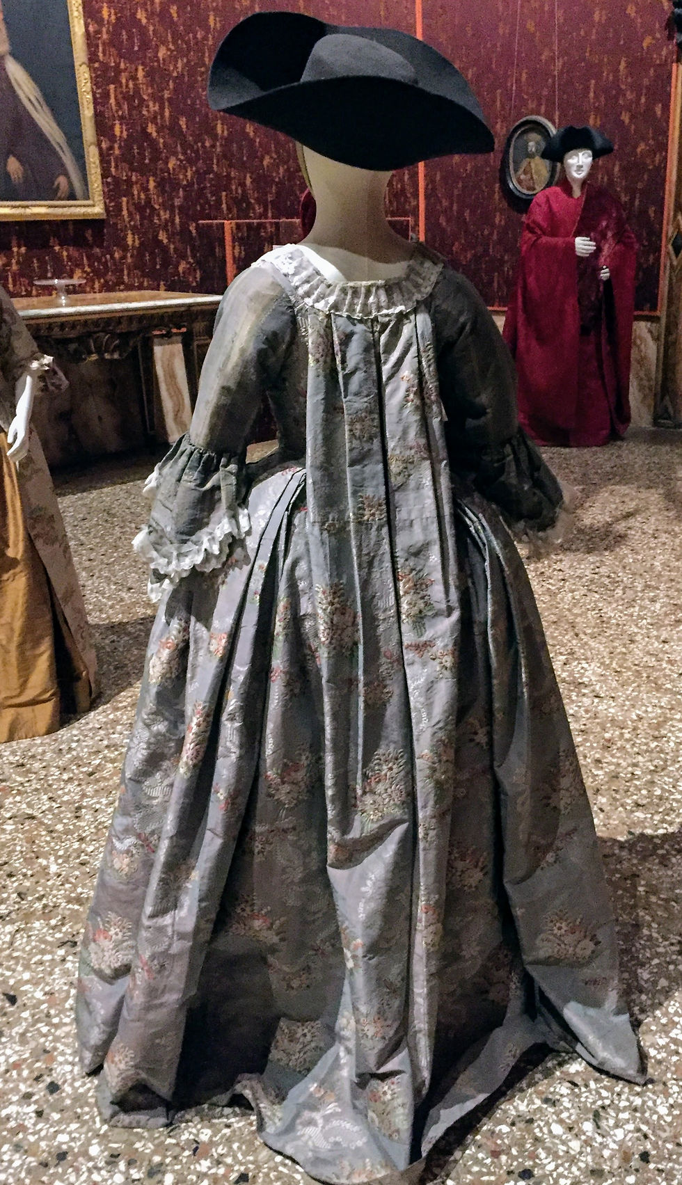 Sack-back gown