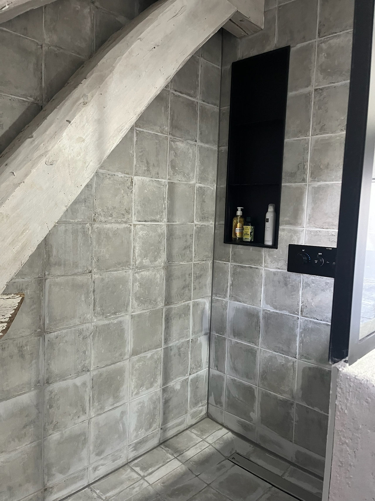 Faïence posée et jointée, création d'une niche pour les produits de douche