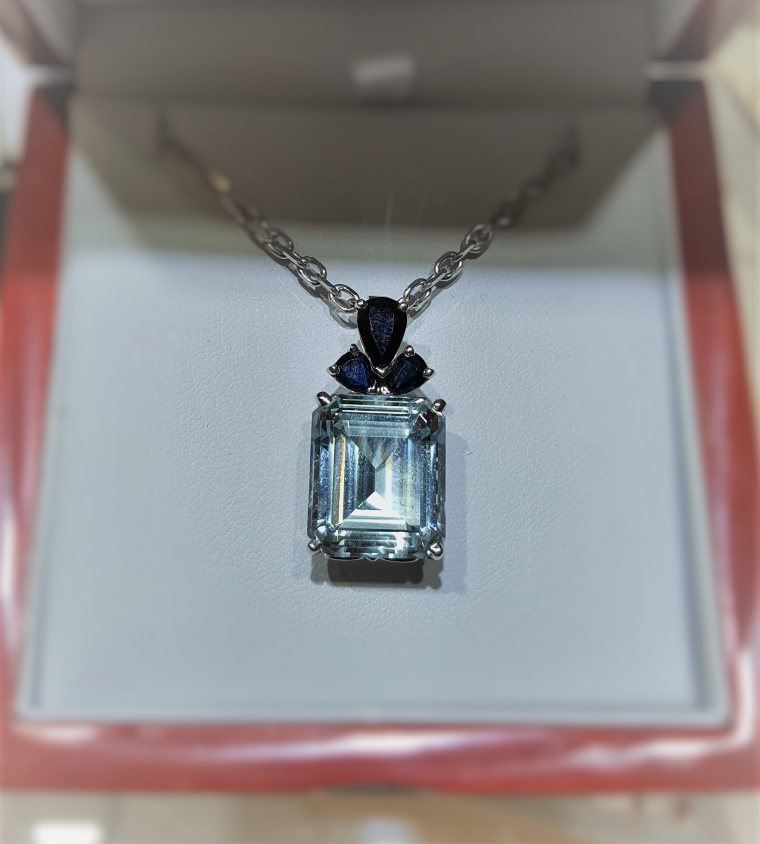 18x15mm Aquamarine with Sapphire