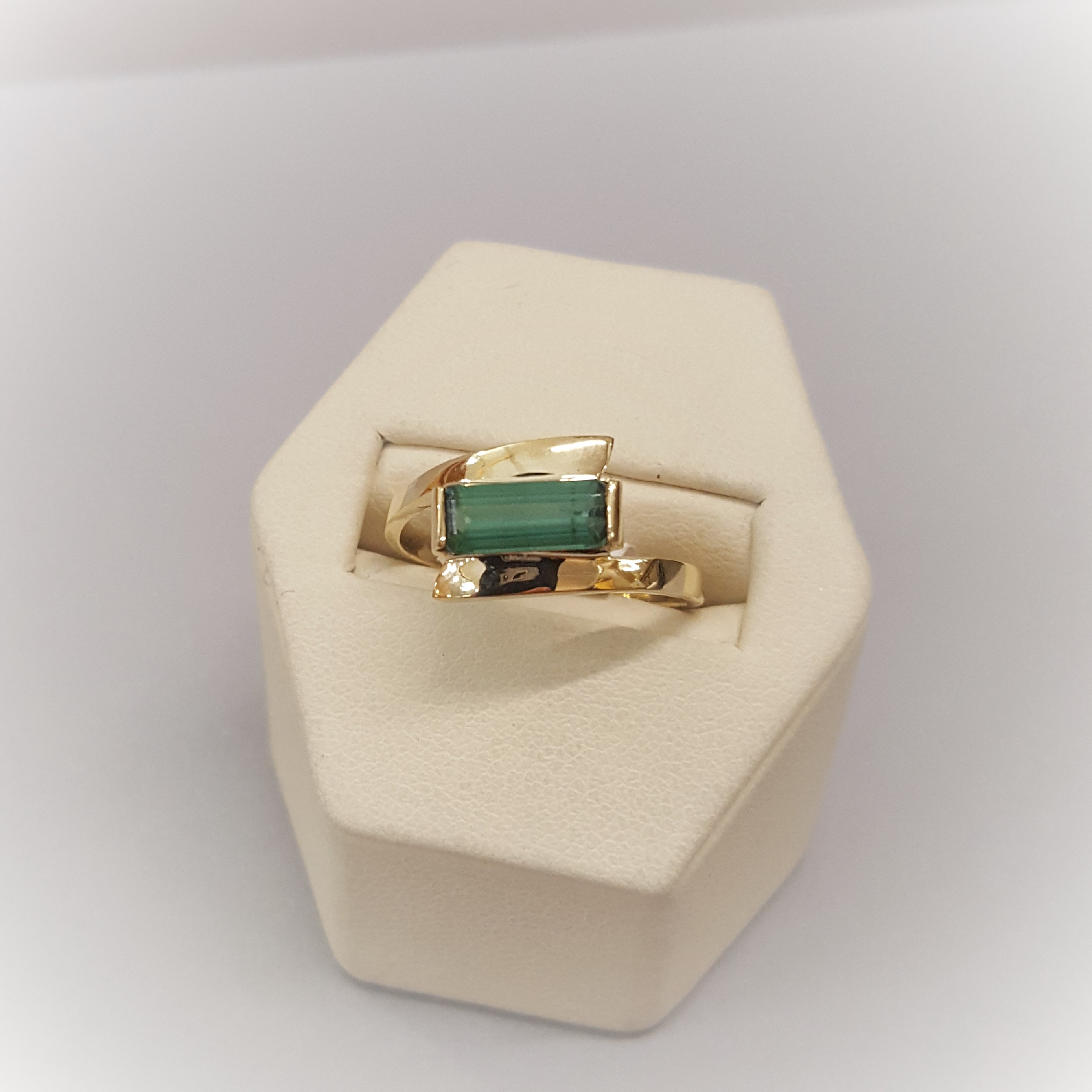 .95ct Tourmaline Bypass Setting