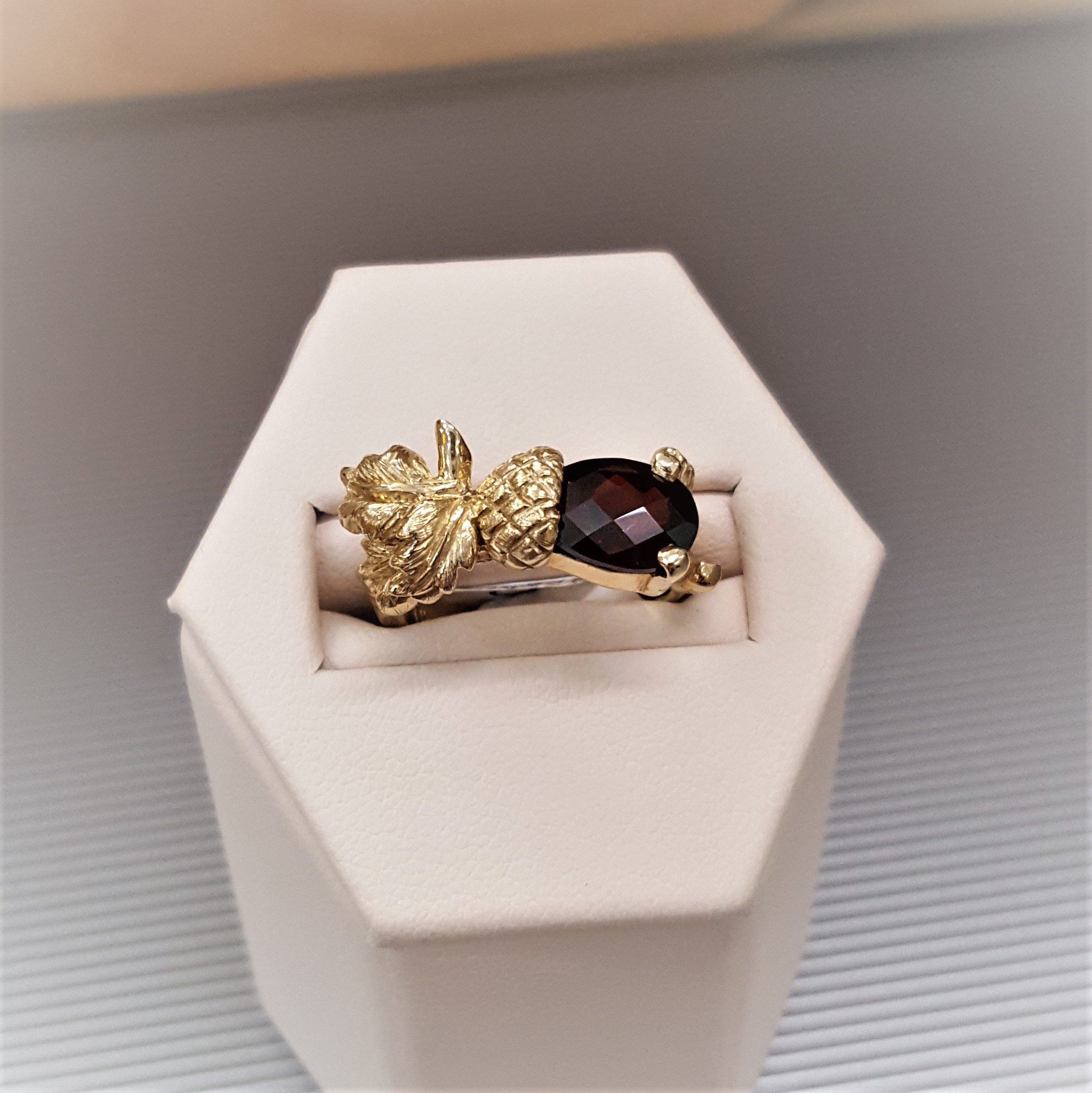 9x7mm Garnet Acorn & Oak Leaf