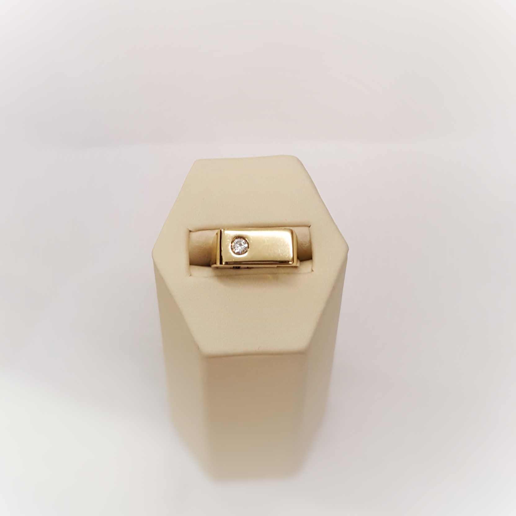 .15ct Diamond Bar