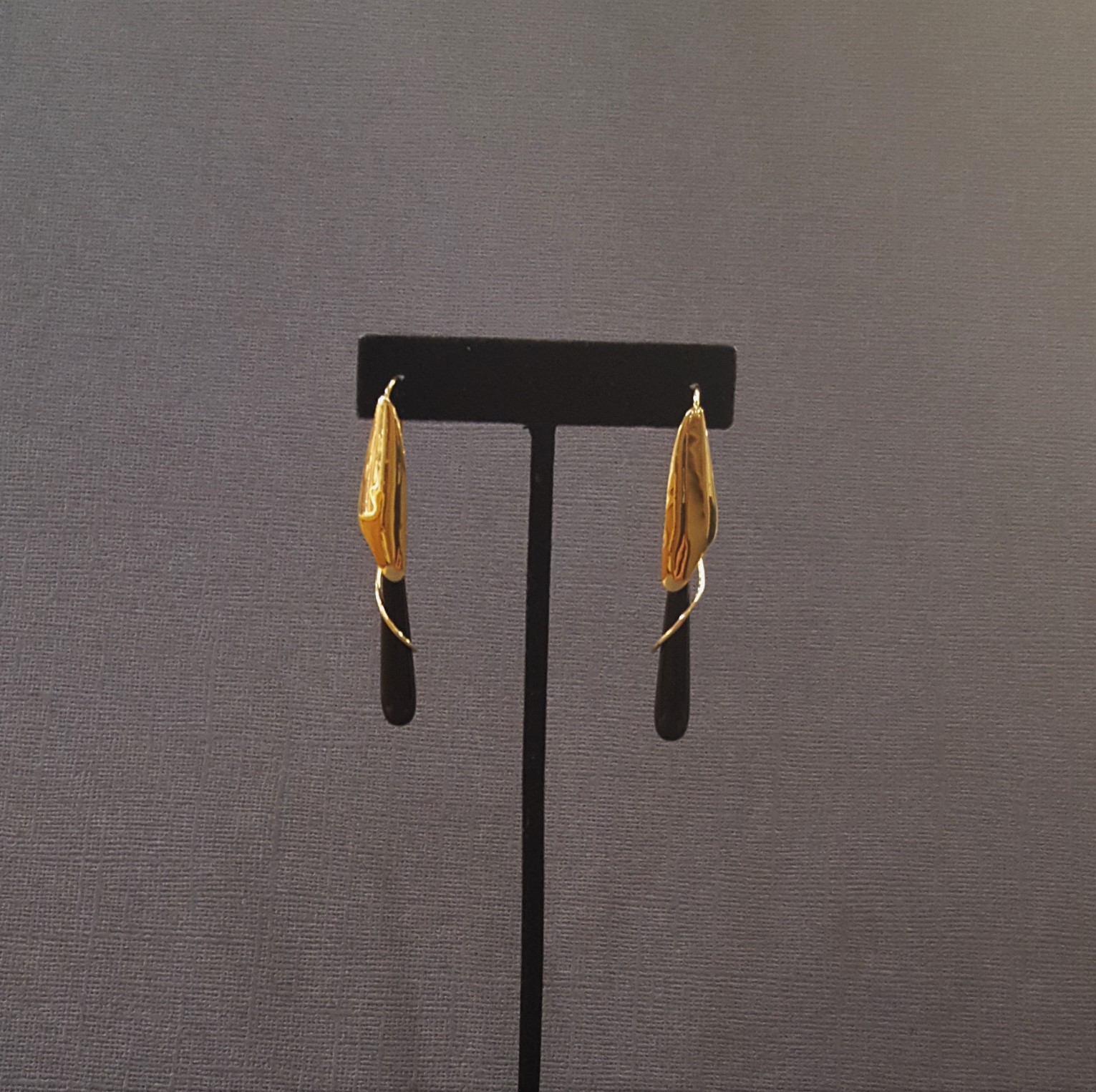 Drop Style Onyx with Gold Wire
