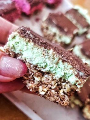 Matcha-ořechové řezy