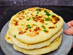 Jednoduchý domácí tvarohový naan plněný sýrem (kynutý)