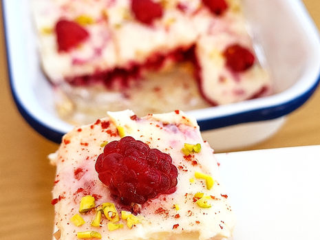 Nepečené malinové řezy s bílou čokoládou