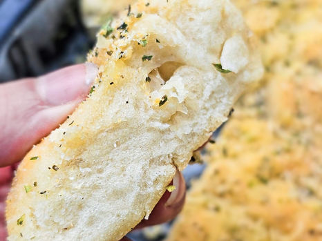 Jednoduché česnekové tyčinky se sýrem