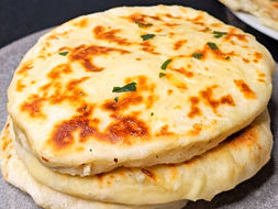 Jednoduchý tvarohový naan plněný sýrem