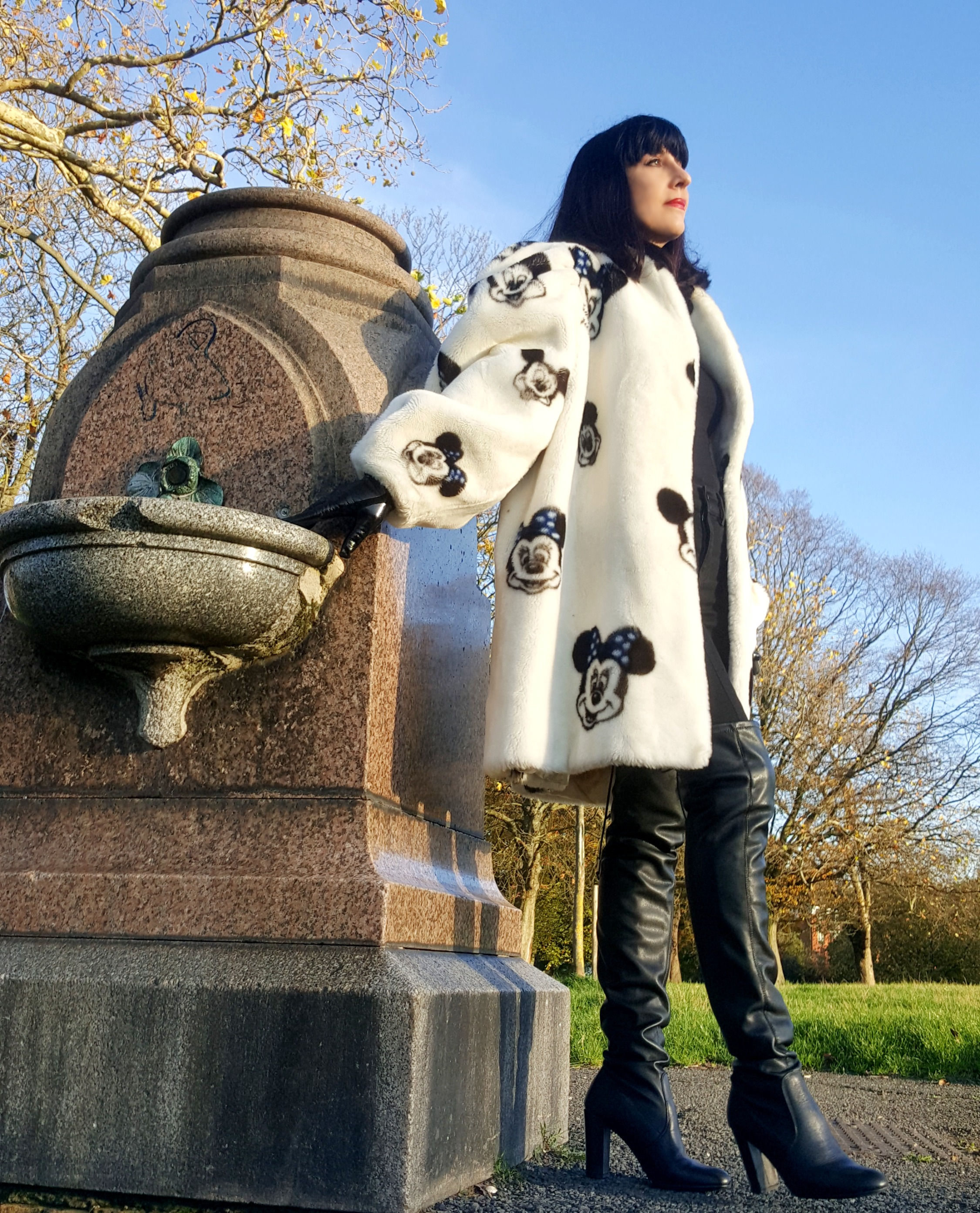 Vintage late 1980s 1990s Apparence Disney Mickey Minnie Mouse faux fur coat