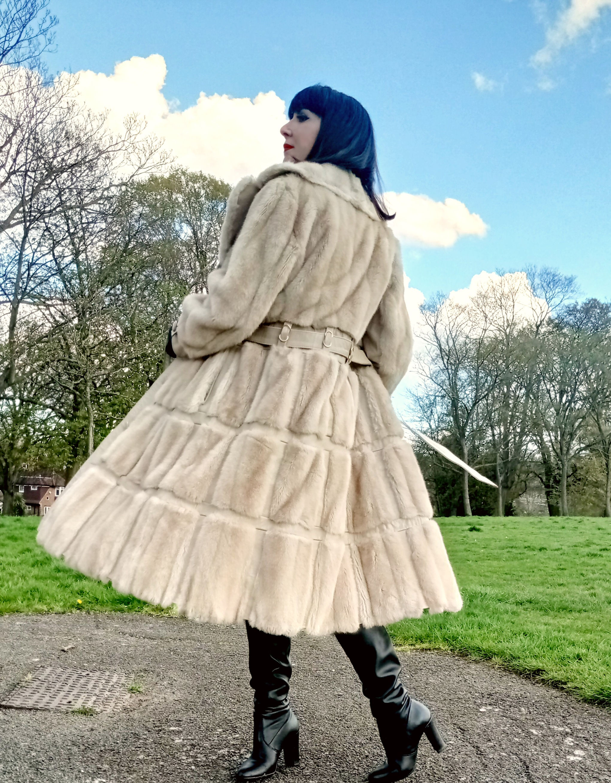 Vintage 1970s luxury fit and flare faux fur and real leather coat ivory colour