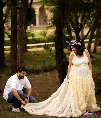 Thumbnail: Cream Ruffled Slit Cut Maternity Shoot Trail Gown Size (All)