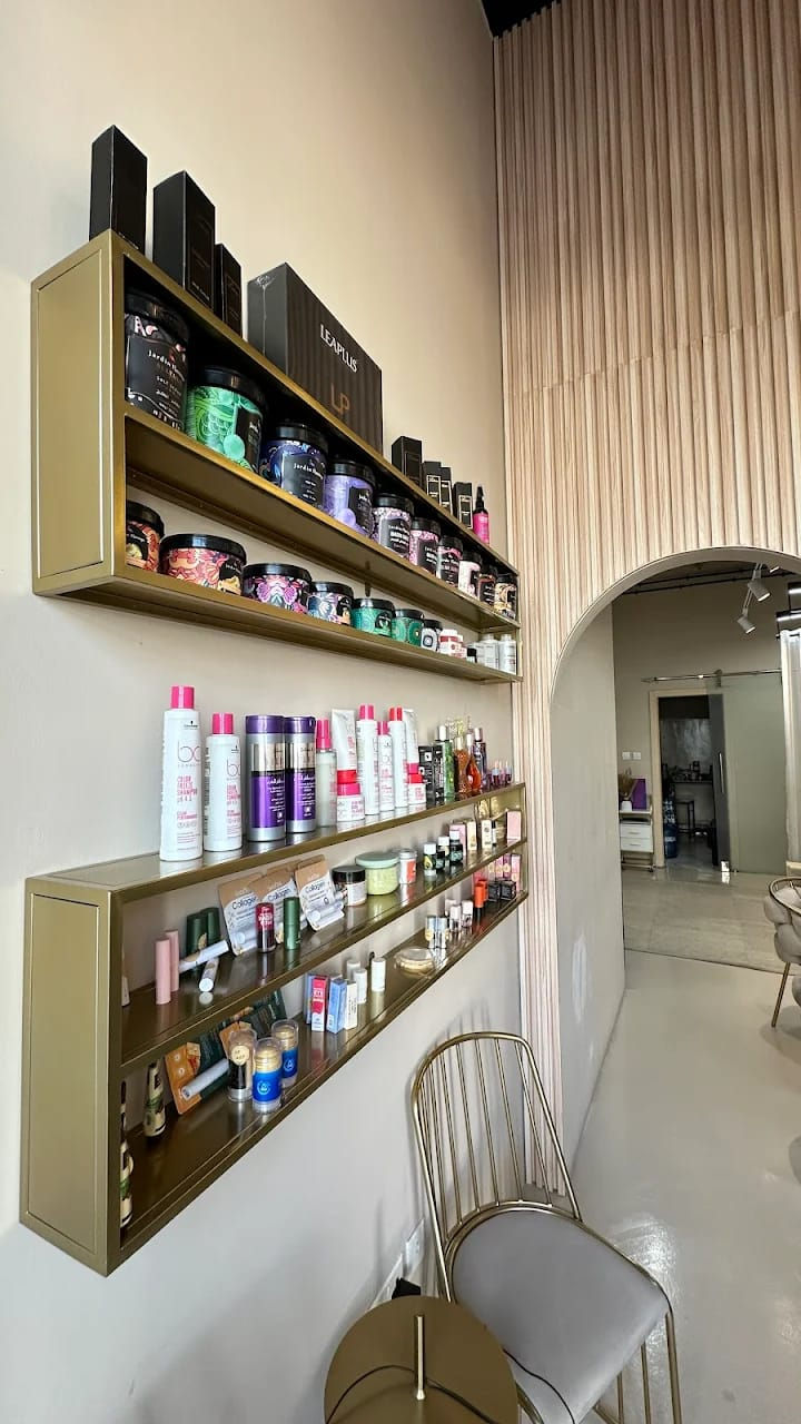 Thumbnail: A running ladies salon with an established customer in Jumeirah.