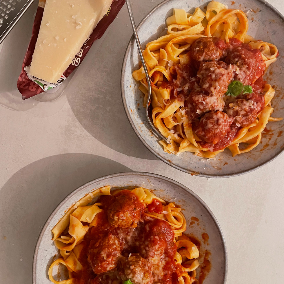 Selbstgemachte Pasta mit Fleischbällchen in Tomatensoße