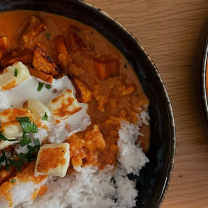 Erdnuss-Curry mit Süßkartoffel und Halloumi