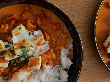 Erdnuss-Curry mit Süßkartoffel und Halloumi