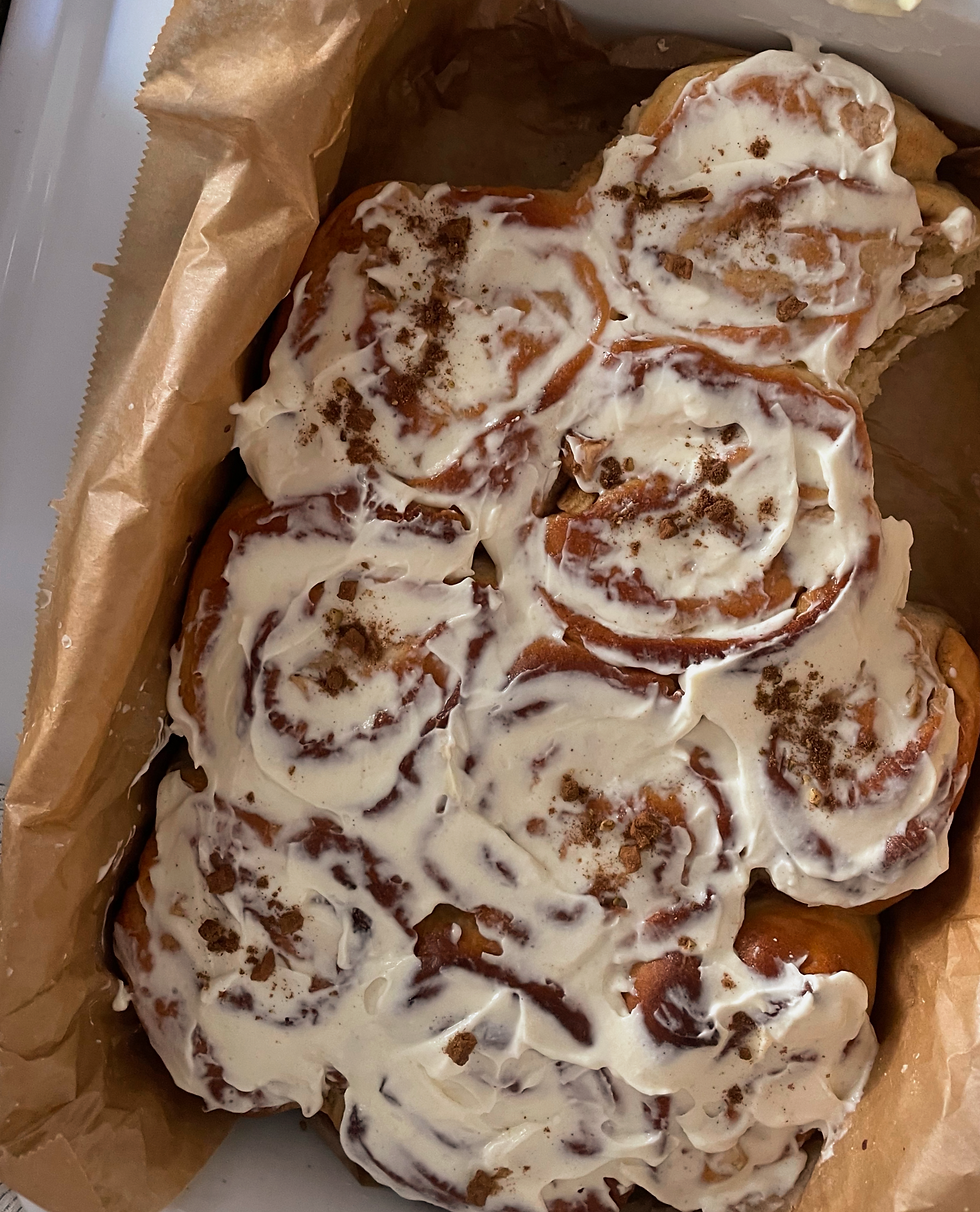 Saftige Apfel-Zimtschnecken, bestrichen mit cremigem Frosting