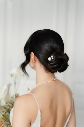 tiefer Dutt mit Perlen