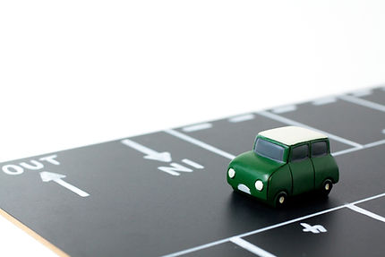 当医院駐車場または周辺駐車場の無料駐車券をご利用下さい。