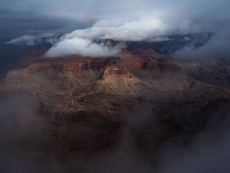 Grand Canyon et cavalier contemplant la mer de nuage