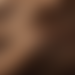 Close-up view of luxurious 100% echt Premium Remy hair extensions