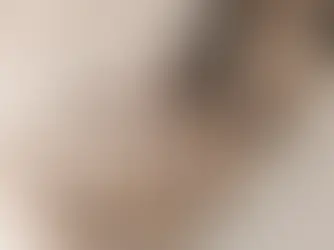 Bundels blond en bruin haar, vastgebonden met zilveren clips, liggen op een gladde witte achtergrond.