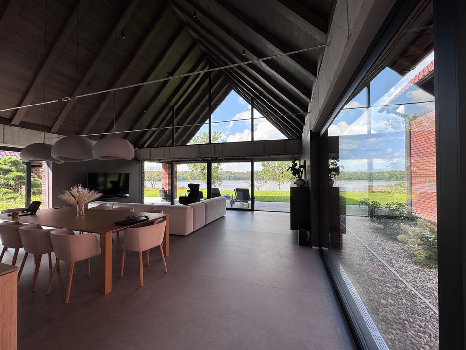 Living Room with high ceiling