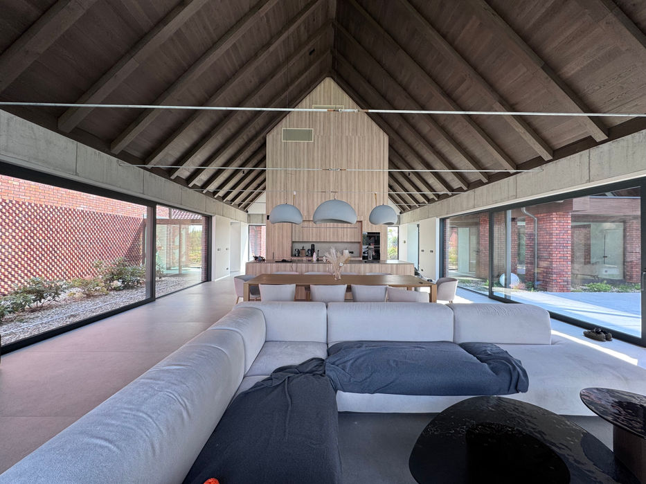 Salon z wysokim sufitem