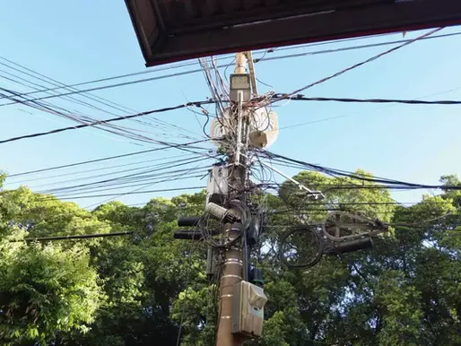 Campo Grande inicia operação inédita para remover fios irregulares e reorganizar a rede aérea do Centro.