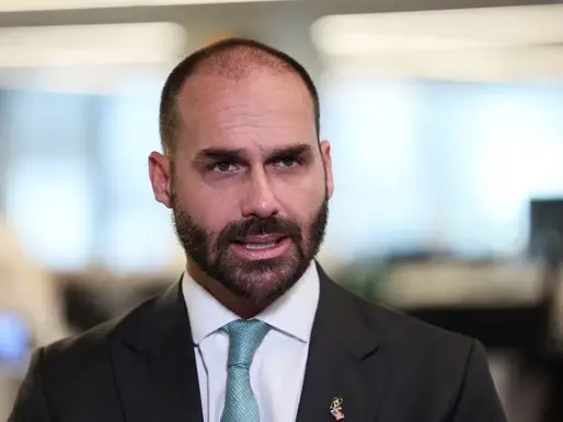 Câmara cancela passaporte diplomático de Eduardo Bolsonaro após perda de mandato.