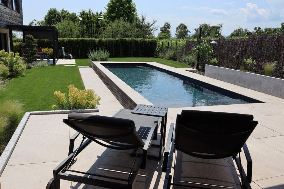 Piscine extérieure située à Strasbourg en Alsace construite par un pisciniste en Alsace située à Houssen près de Colmar et à Geispolsheim près de Strasbourg