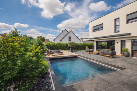 Piscine extérieure à terrasse mobile située près de Strasbourg en Alsace construite par un pisciniste en Alsace située à Houssen près de Colmar et à Geispolsheim près de Strasbourg