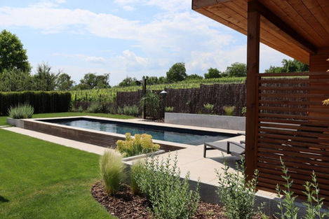 Piscine extérieure située à Strasbourg en Alsace construite par un pisciniste en Alsace située à Houssen près de Colmar et à Geispolsheim près de Strasbourg