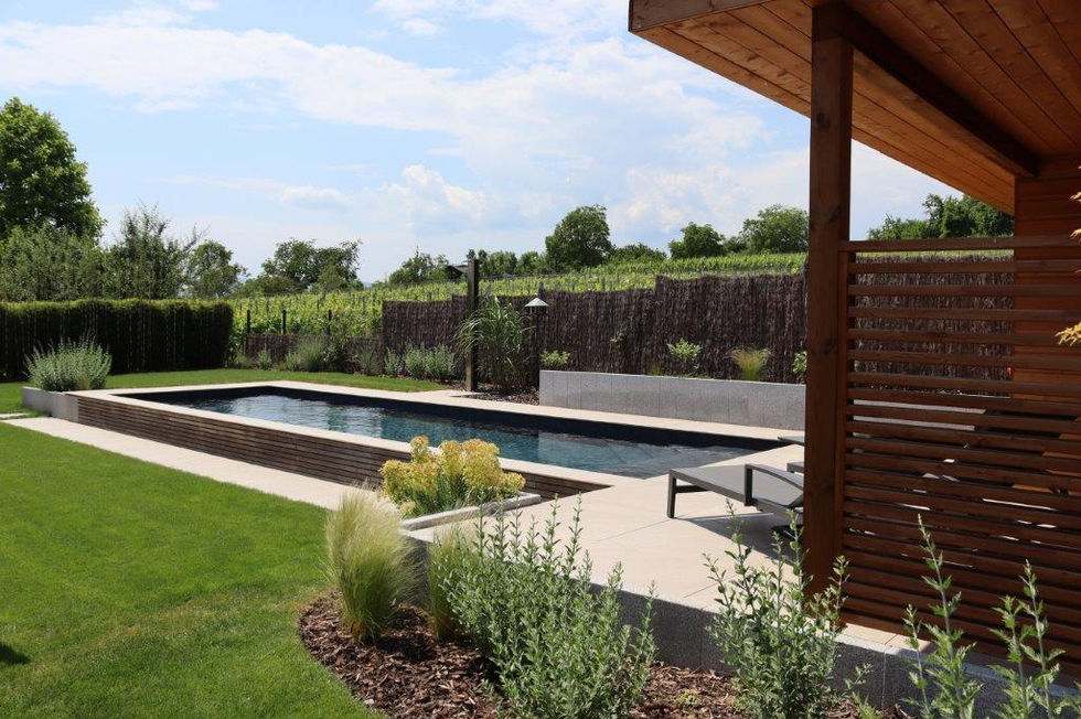 Piscine extérieure située à Strasbourg en Alsace construite par un pisciniste en Alsace située à Houssen près de Colmar et à Geispolsheim près de Strasbourg