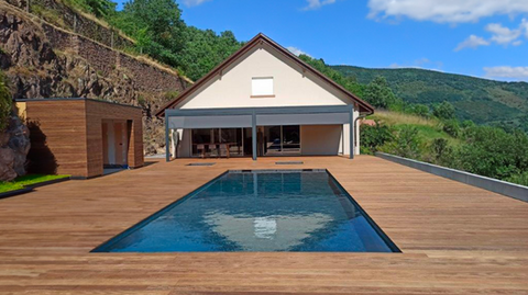 Piscine extérieure située à Kaysersberg près de Colmar construite par un constructeur de piscine à Colmar et Strasbourg en Alsace