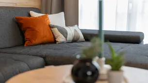 Warum sich viele Wohnzimmer unfertig anfühlen und wie es endlich gemütlicher wird.