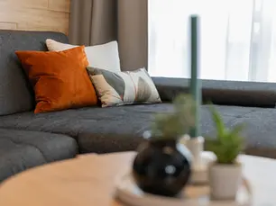 Warum sich viele Wohnzimmer unfertig anfühlen und wie es endlich gemütlicher wird.
