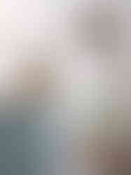 Grüne Kommode mit Spiegel und Tulpen