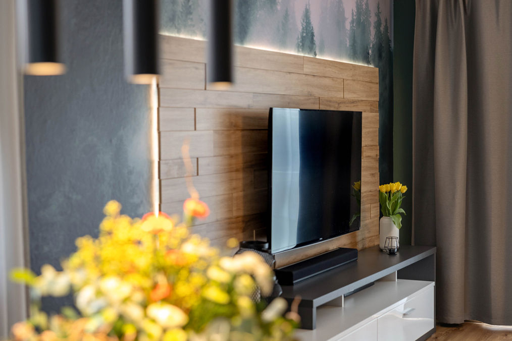 Rustikal modernen TV-Wand mit Holzpaneelen und Waldtapete