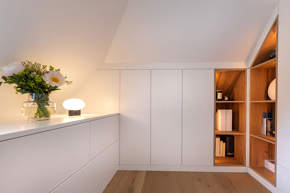 Einbauschrank Home-Office mit Dachschräge