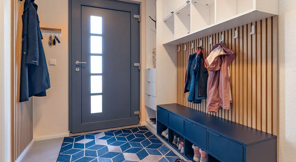 Garderobe mit Paneele und dunkelblauem Schuhregal