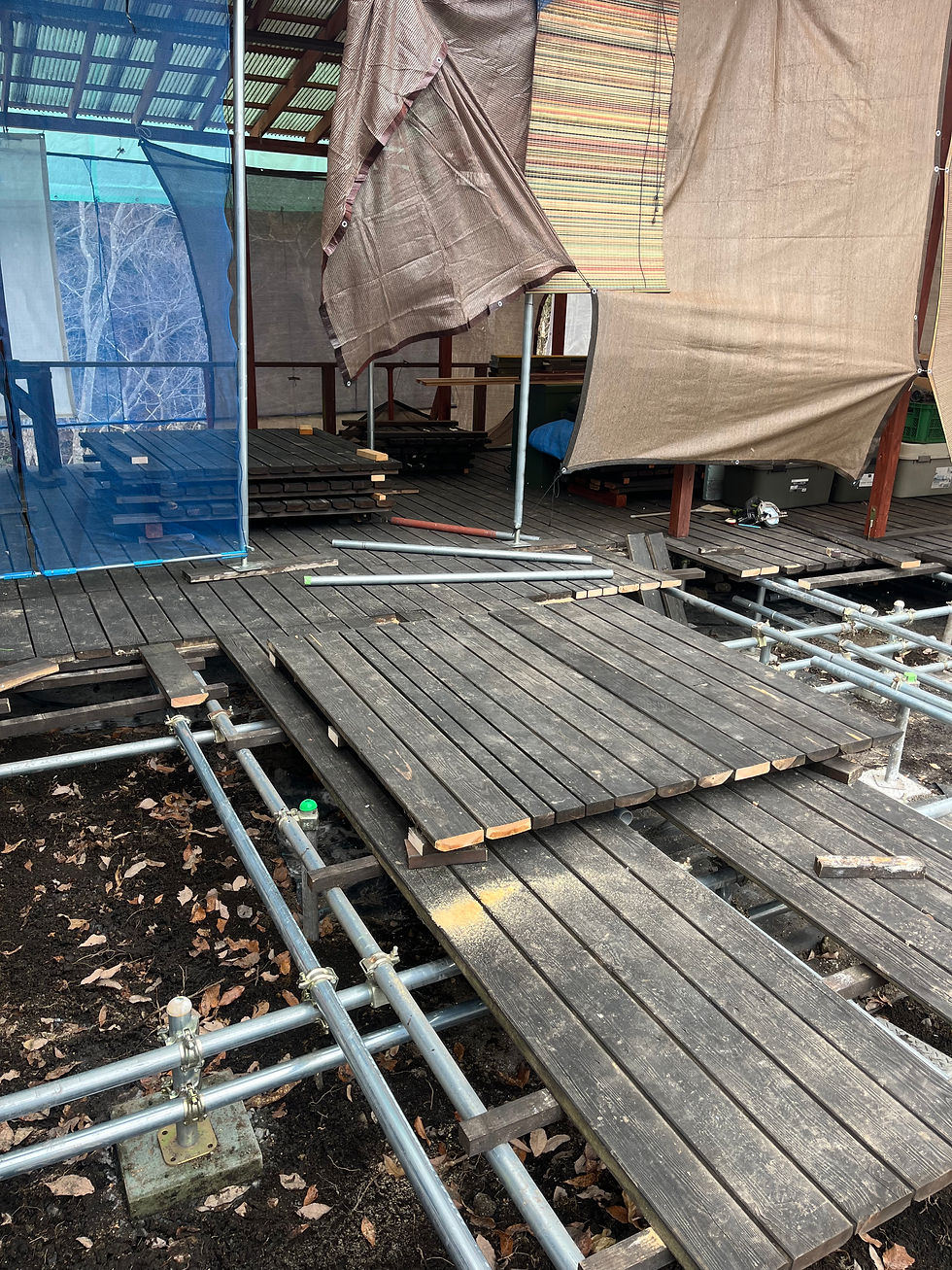 ウッドデッキの床板をユニット化し屋根下で保管