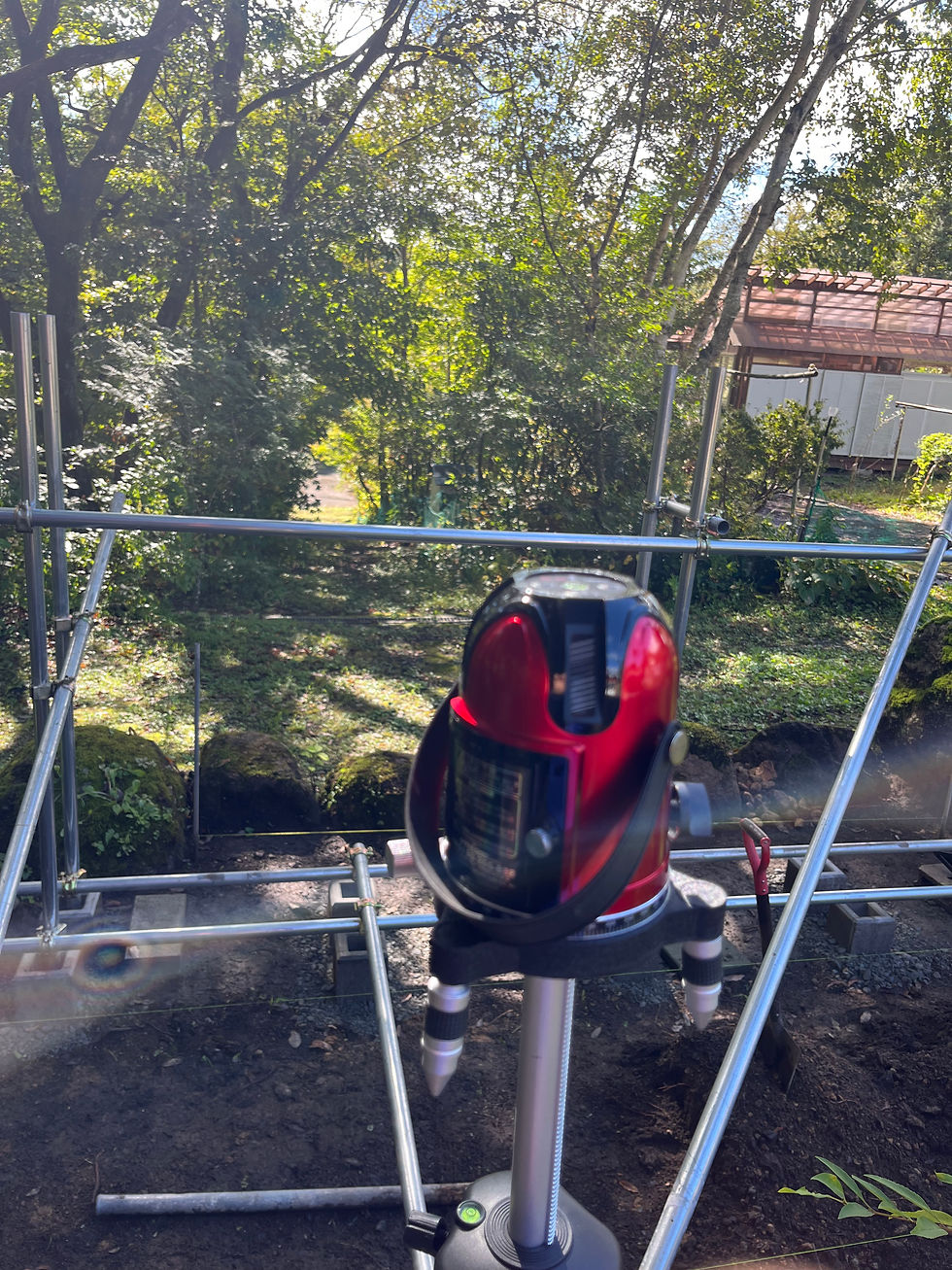 薪棚作りにもレーザー墨出し機が大活躍