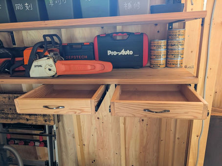 小屋作り内装・引き出しとかテーブルクランプとか