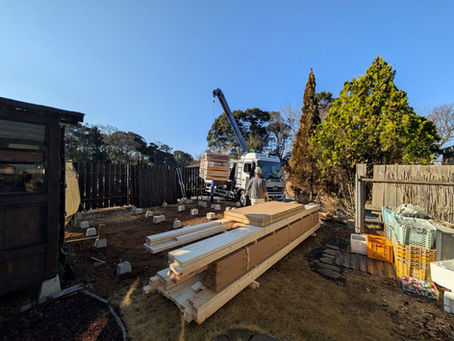 小屋作り６日目(２月１６日）資材納入